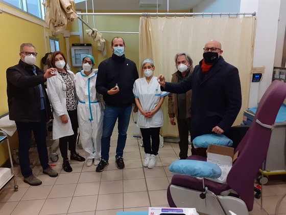 Foto di gruppo con gli operatori sanitari al presidio di via Vivaldi a Scandicci