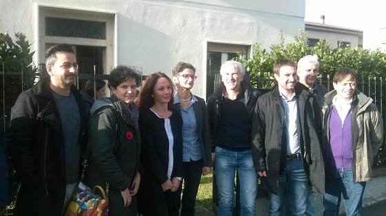 Foto di gruppo davanti a Casa di Donne