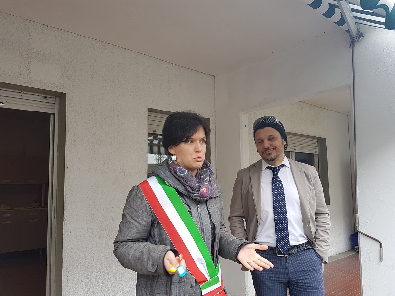 Foto di gruppo con direttore SdS, assessore Camilla Sanquerin, sindaco di Sesto, Lorenzo Falchi e operatori e dirigenti Diaconia Valdese