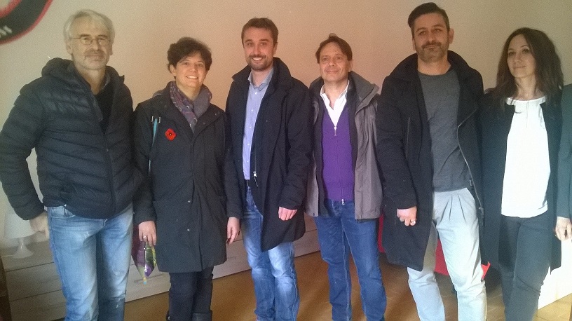 Foto di gruppo con direttore SdS, assessore Camilla Sanquerin, sindaco di Sesto, Lorenzo Falchi e operatori e dirigenti Diaconia Valdese