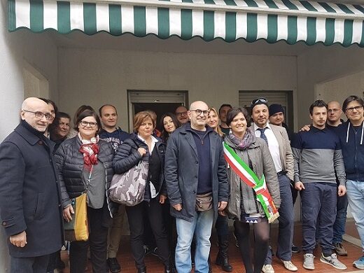 Foto di gruppo davanti all'appartamento di via Parini 14 a Sesto Fiorentino