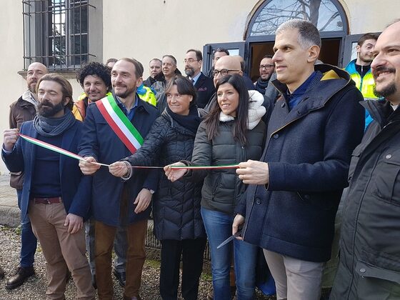 Il taglio del nastro con l'assessore Saccardi, il sindaco Emiliano Fossi, il presidente della SdS nord ovest, Enrico Panzi e gli altri intervenuti all'inaugurazione