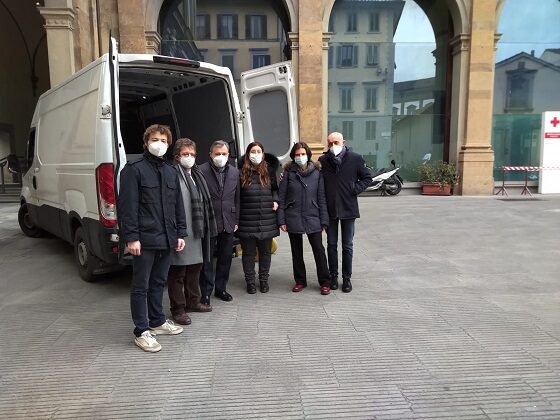 Foto di gruppo questa mattina alla partenza del furgone da piazza Santa Maria Nuova. Da sinistra: Matteo Gorini, Giampiero Fossi, Gabriele Gori, Monica Roso, Camilla Sanquerin e Emanuele Gori